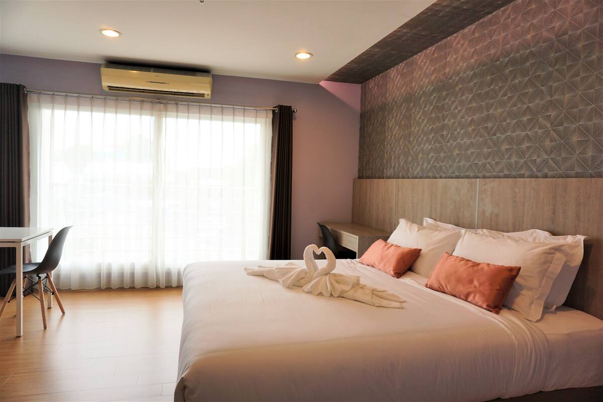 Studio, 1 King Bed, Non Smoking, Kitchenette | 1 bedroom, premium bedding, pillow-top beds, desk