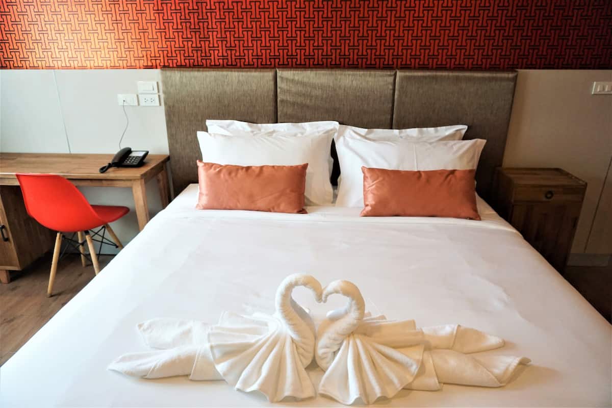 Deluxe Suite, 1 Bedroom, Non Smoking, Bathtub | 1 bedroom, premium bedding, pillow-top beds, desk