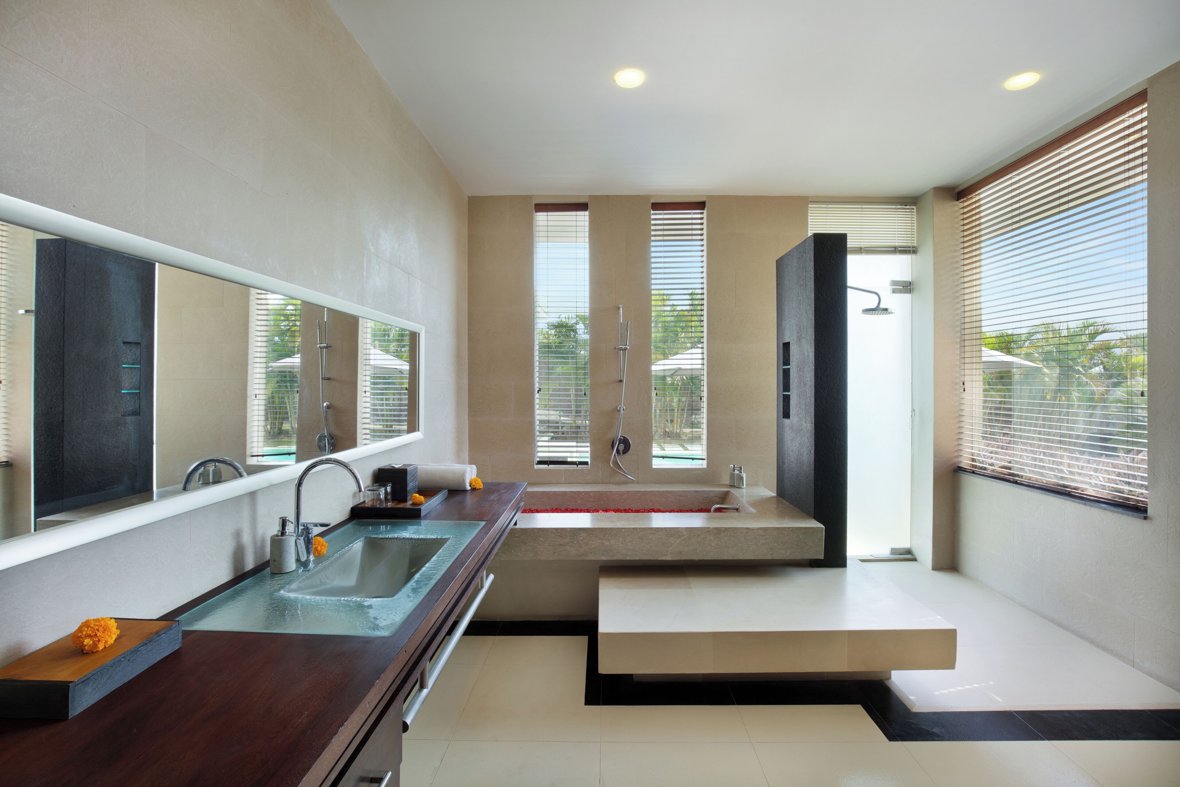 Kamar Standar | Kamar mandi | Perlengkapan mandi gratis, pengering rambut, jubah mandi, dan sandal