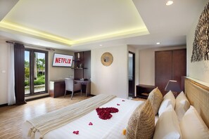 In-room safe, laptop workspace, blackout curtains, iron/ironing board - Nara Villa Canggu by Ini Vie Hospitality (Canggu)