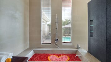 Standard Oda | Banyo | Ücretsiz banyo/kozmetik ürünleri, saç kurutma makinesi, bornoz, terlik