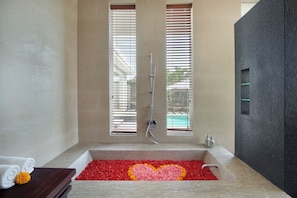 Standardzimmer | Badezimmer | Kostenlose Toilettenartikel, Haartrockner, Bademäntel, Hausschuhe