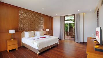 Grand Suite Room | In-room safe, laptop workspace, blackout drapes, iron/ironing board