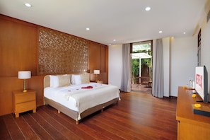 Grand Suite Room | In-room safe, laptop workspace, blackout drapes, iron/ironing board