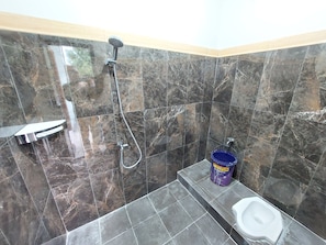 Amenidades de baño gratuitas, jabón, shampoo