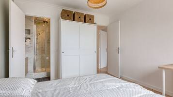 4 bedrooms, desk, free WiFi, bed sheets