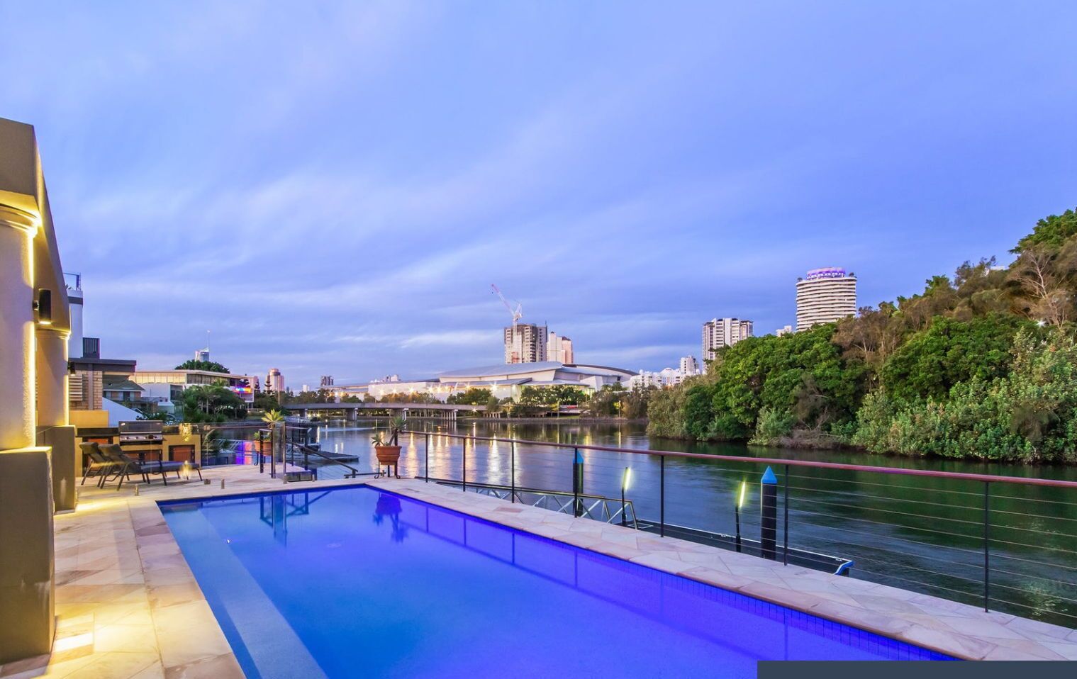 حمّام سباحة مُدفَّأ