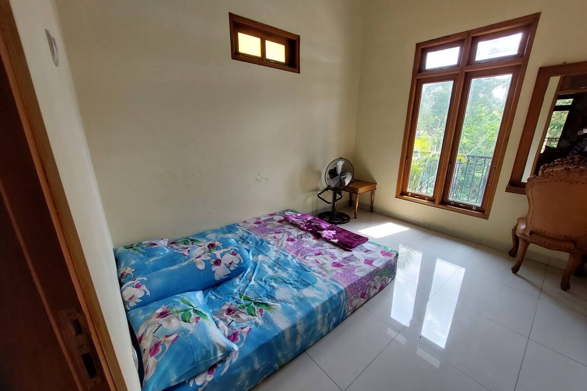 Desk, bed sheets