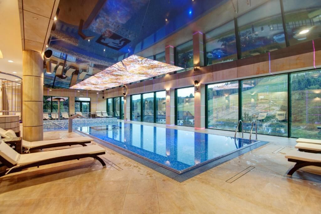 Indoor pool, sun loungers