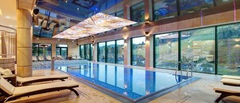 Innenpool, LiegestĂŒhle