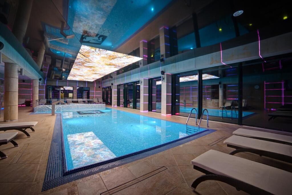 Indoor pool, pool loungers