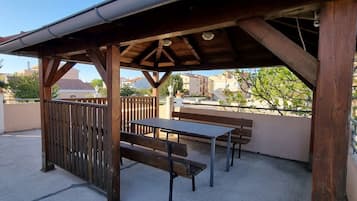 Apartment (Superior Two Bedroom Apartment with T) | BBQ/picnic Area
