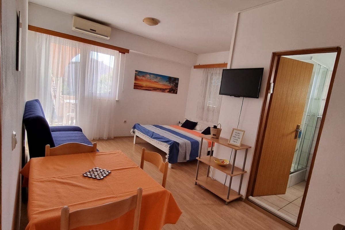 开间 (Studio Apartment with Terrace) | 客厅 | 电视