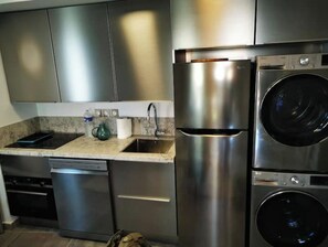 Réfrigérateur, micro-ondes, four, plaque de cuisson