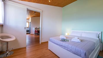 Familieleilighet, 1 soverom, terrasse, ved fjell (Petit Cadeau) | 1 soverom og sengetøy