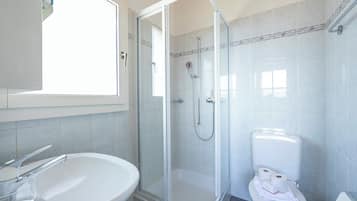 Apartemen Keluarga, 1 kamar tidur, teras, tepi gunung (Petit Cadeau) | Kamar mandi | Pengering rambut dan sampo