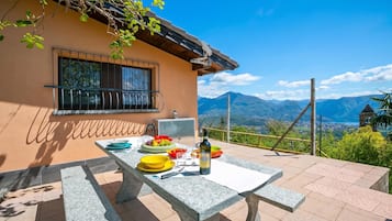 Familienapartment, Mehrere Schlafzimmer, Bergseite (Petit Cadeau) | Speisen im Freien