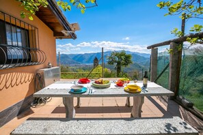 Familienapartment, Mehrere Schlafzimmer, Bergseite (Petit Cadeau) | Speisen im Freien