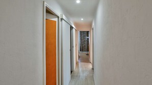 A narrow hallway with white walls and a wooden floor. - Chic and spacious apart amazing terrace (Évry)