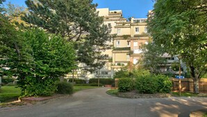 A residential area with a curved driveway leading to a row of apartment buildings. - Chic and spacious apart amazing terrace (Évry)