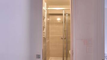 Douche, sĂšche-cheveux, bidet, serviettes fournies