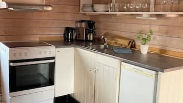 Kylskåp, ugn, spishäll och kaffe- och tebryggare