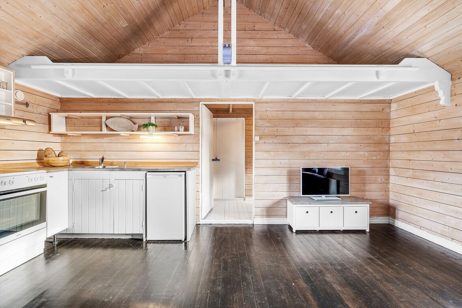 Fridge, oven, stovetop, coffee/tea maker