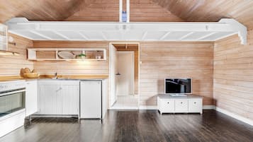 Fridge, oven, stovetop, coffee/tea maker