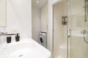 Dusche, Haartrockner, Handtücher, Seife