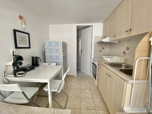 Frigorifero, forno, piano cottura, macchina per tè/caffè