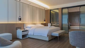 Deluxe Studio Suite | Free minibar, individually decorated, desk, laptop workspace
