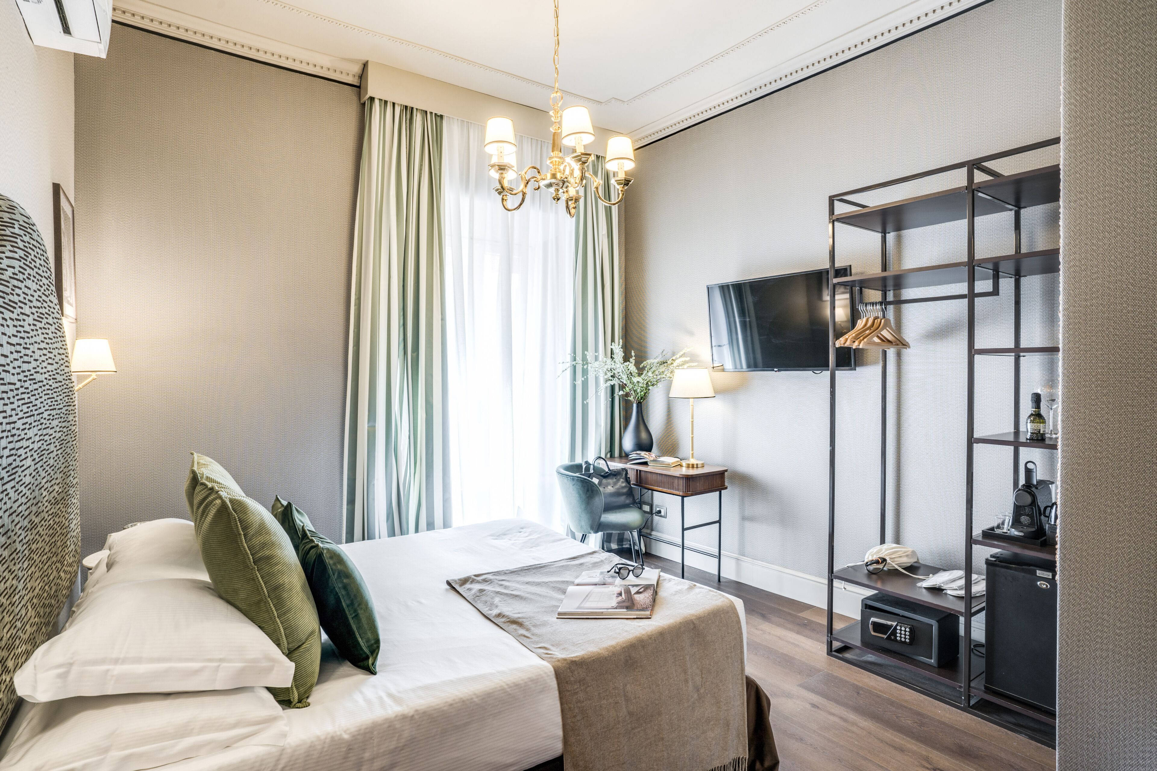 Couette en duvet d'oie, matelas mémoire de forme, minibar