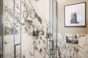 Deluxe Triple Room | Bathroom