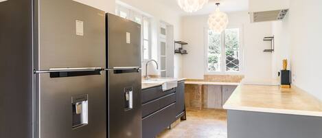 Refrigerador, microondas, horno, placa de cocina