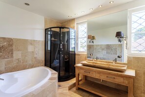 Ensemble baignoire-douche, baignoire à remous, séchoir à cheveux