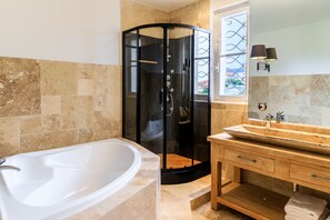 Kombination af bruser/badekar, boblebadekar, hårtørrer, håndklæder