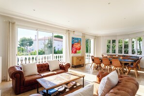 Téléviseur connecté, jeux vidéo, table de ping-pong, imprimante