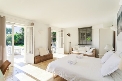 Large 7 bedroom villa, close to the beach & centre - sea view and bay of Cannes