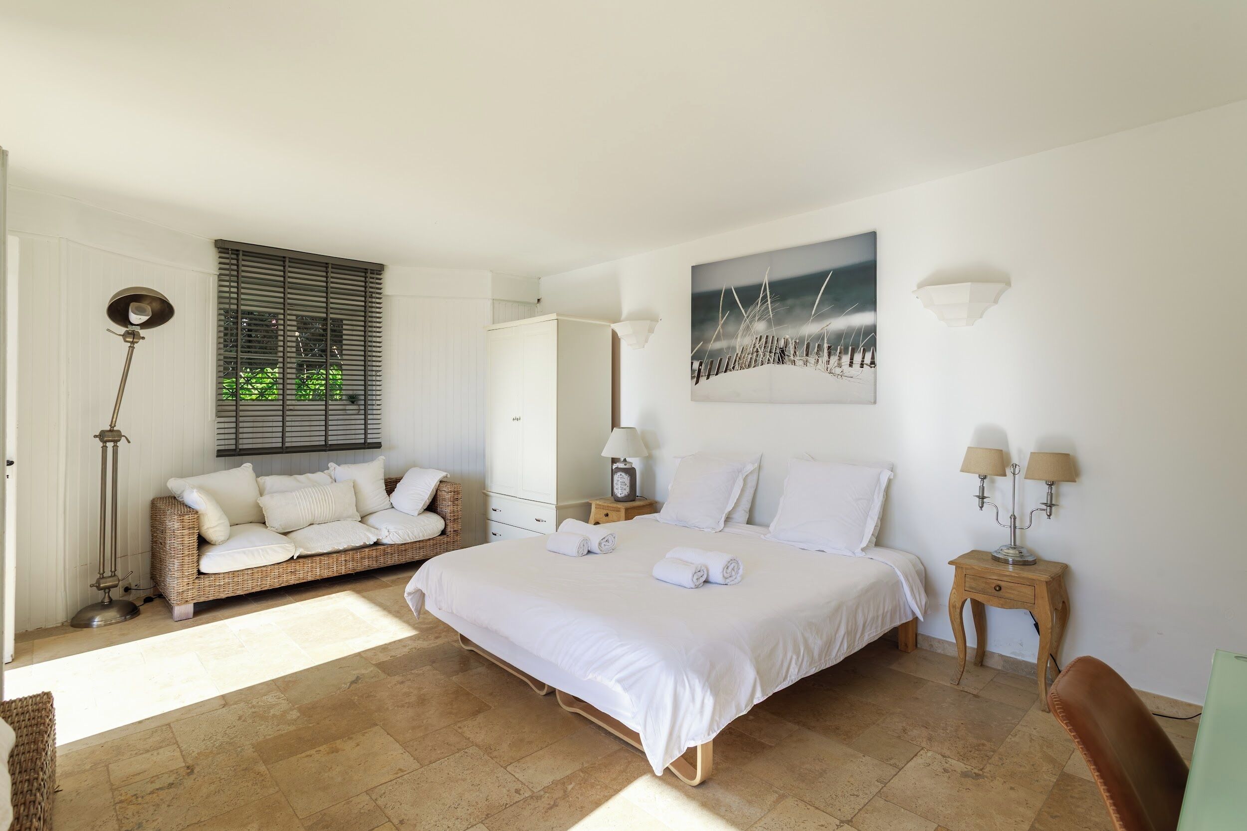 7 chambres, bureau, fer et planche à repasser, lit parapluie