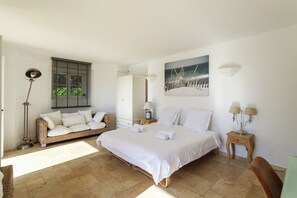 7 Schlafzimmer, Schreibtisch, Bügeleisen/Bügelbrett, Reisekinderbett