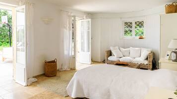 7 bedrooms, desk, iron/ironing board, travel crib