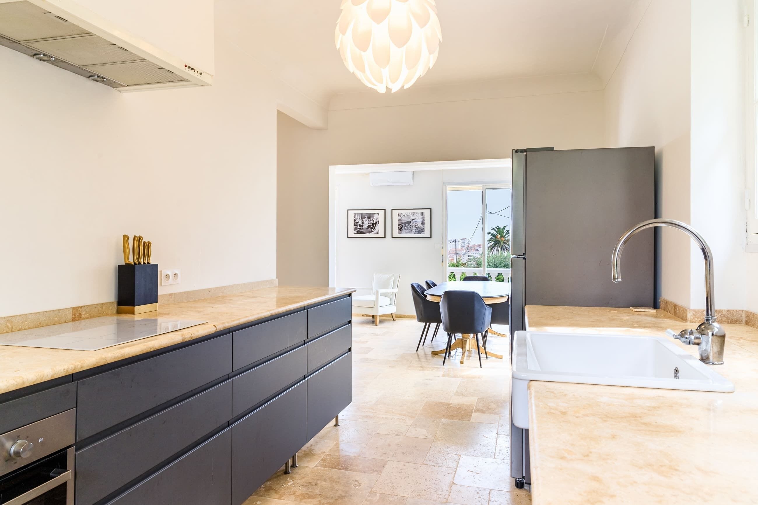 Frigorífico, microondas, horno y placa de cocina