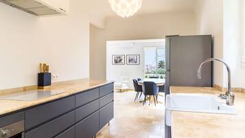 Frigorífico, microondas, horno y placa de cocina