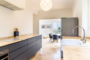 Réfrigérateur, micro-ondes, four, plaque de cuisson