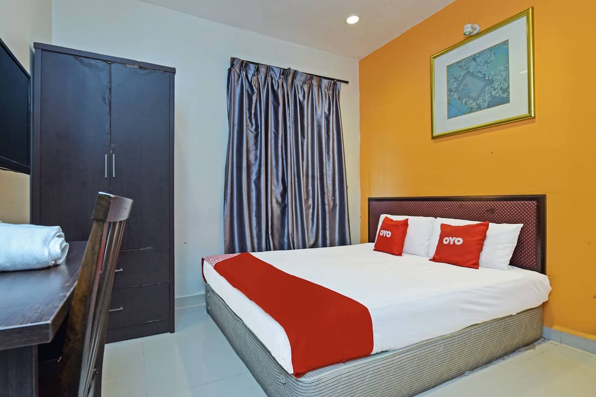 Deluxe Double Room, 1 Queen Bed | 1 bedroom, desk, free WiFi, bed sheets