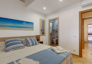 6 slaapkamers, een strijkplank/strijkijzer, gratis wifi, beddengoed