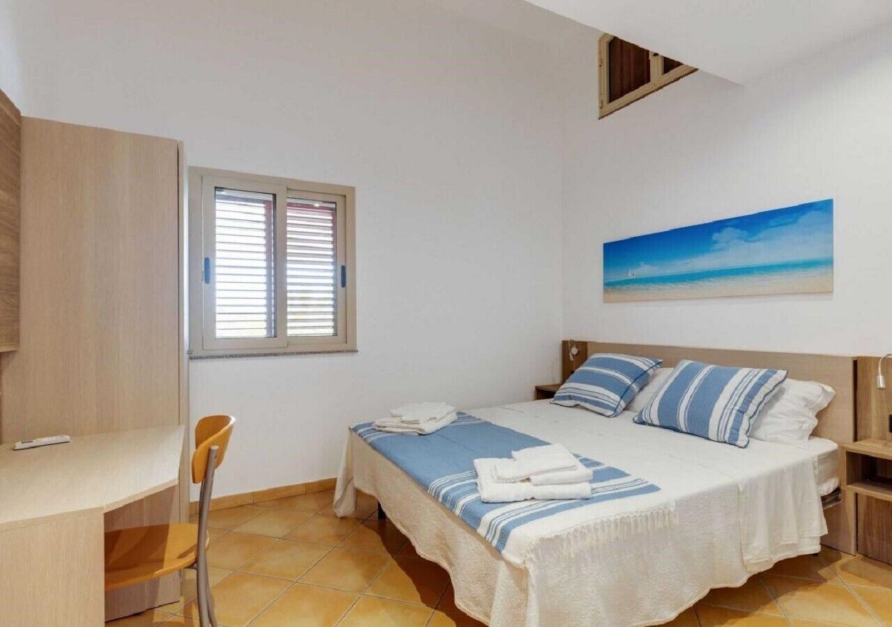 6 bedrooms, iron/ironing board, free WiFi, bed sheets