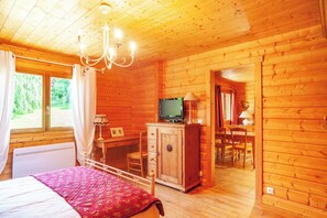 1 slaapkamer, een strijkplank/strijkijzer, gratis wifi, beddengoed