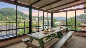 ุงูู
ูุดุฃุฉ ู
ู ุงูุฎุงุฑุฌ