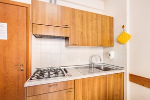 Jääkaappi, mikroaaltouuni, liesi, keittoastiat/astiat/ruokailuvälineet